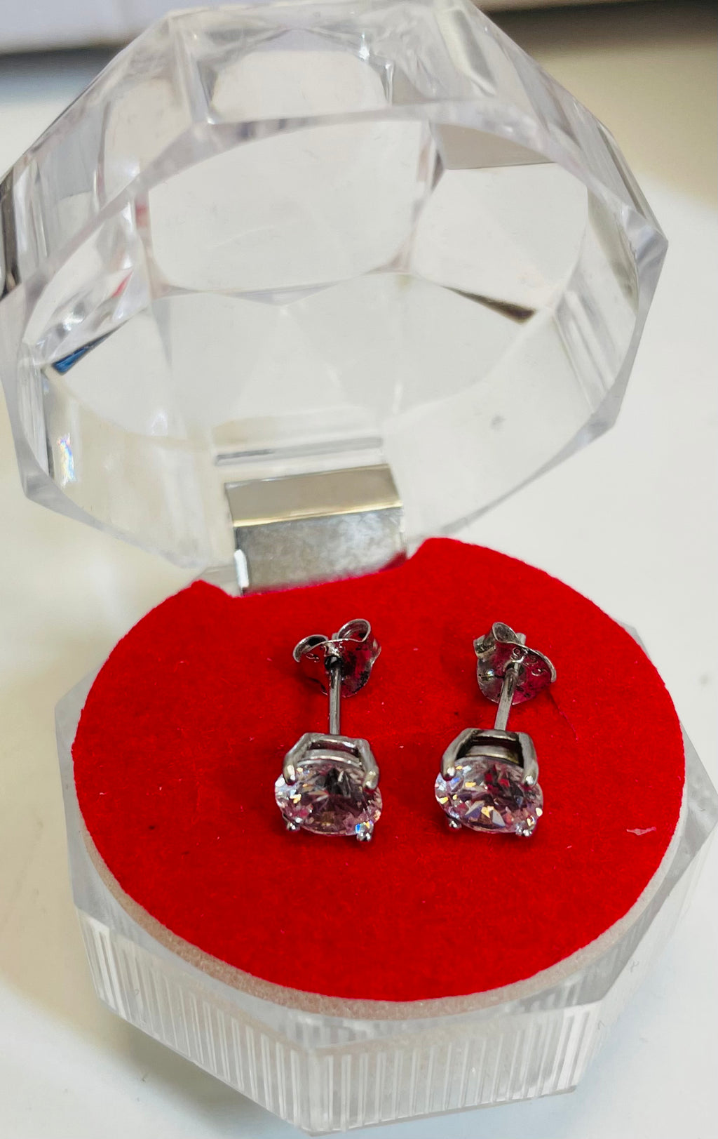 2st Äkta örhängen i 925 Lång 15mm sterlingsilver, 6mm, rodiumpläterade, med en vacker ask. har lagts till har lagts till