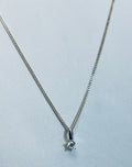 Halsband i 925 sterlingsilver med ett gnistrande zirkonhänge, 42 cm långt