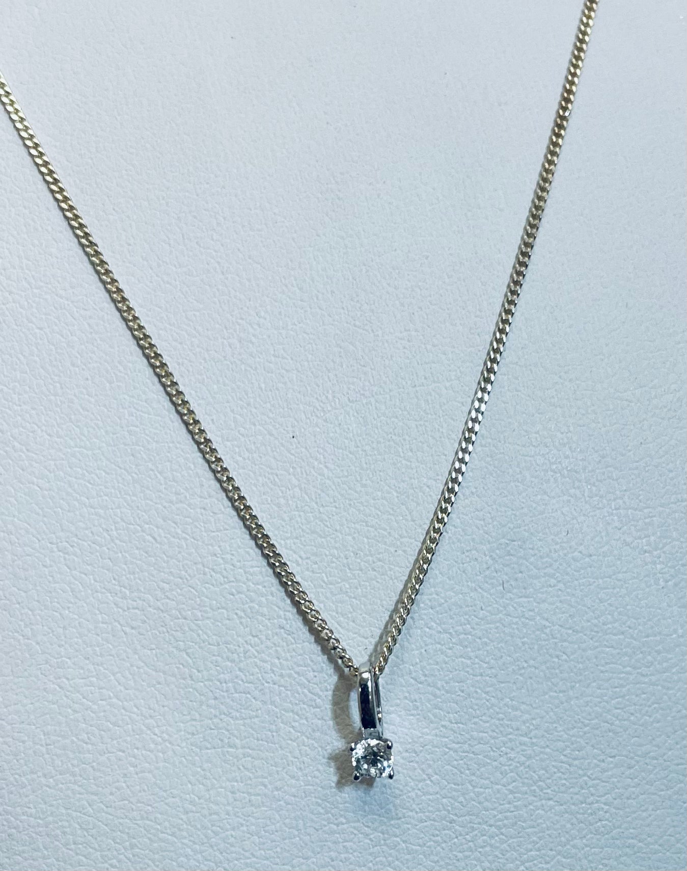 Halsband i 925 sterlingsilver med ett gnistrande zirkonhänge, 42 cm långt