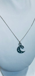 Halsband i 925 sterlingsilver med halvmånehänge, 42 cm långt