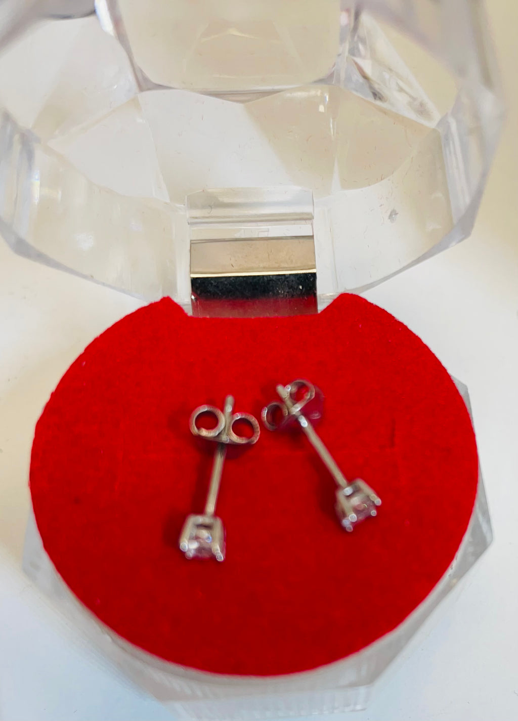 2st Äkta örhängen i 925 Lång 13mm sterlingsilver, 3mm, rodiumpläterade, med en vacker ask.