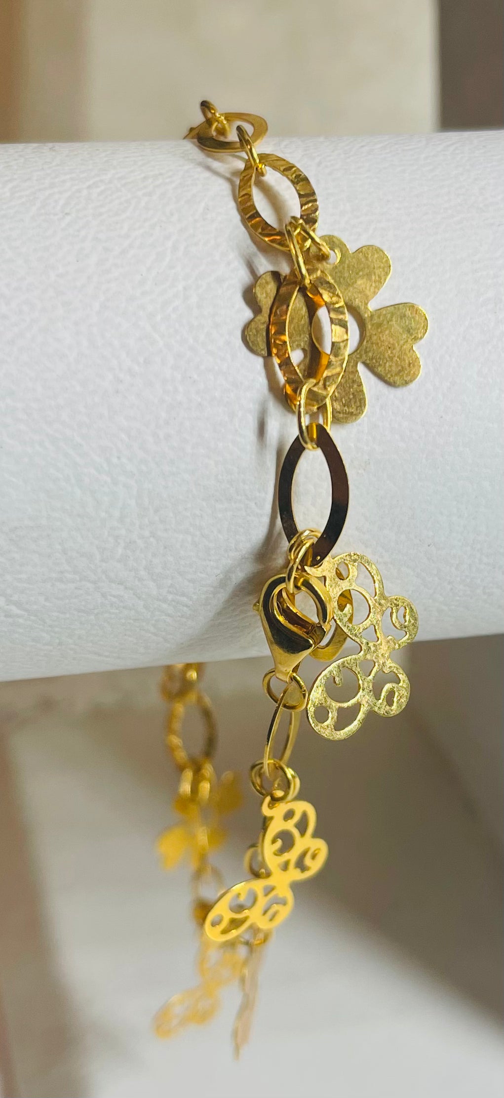 Vackert damarmband, 21 karat guld, väger 6 gram, 19 cm långt, justerbart tack vare sina länkar.