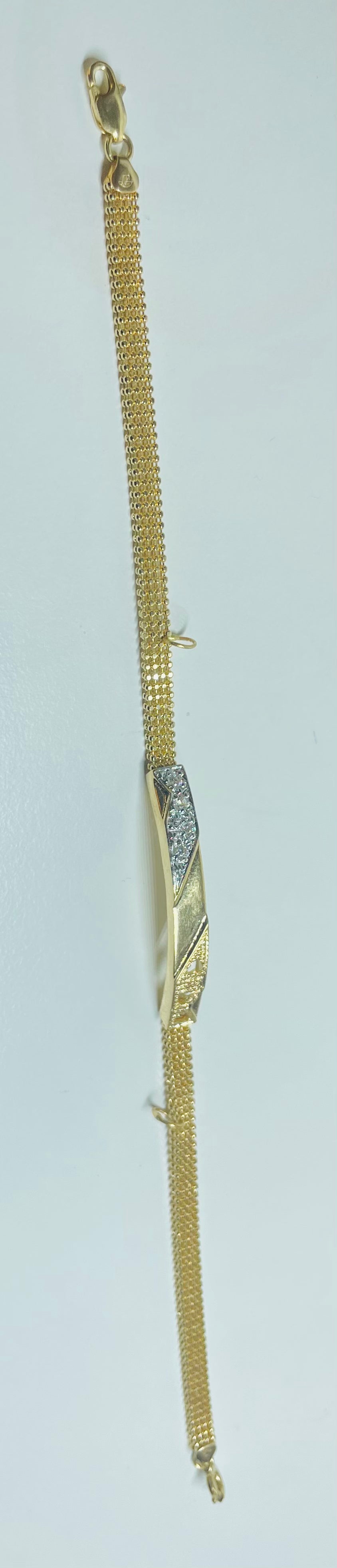 Ett vackert damarmband i 18 karat guld, väger 7,95 gram, 19 cm långt, justerbart tack vare extra länkar, med två spännen..