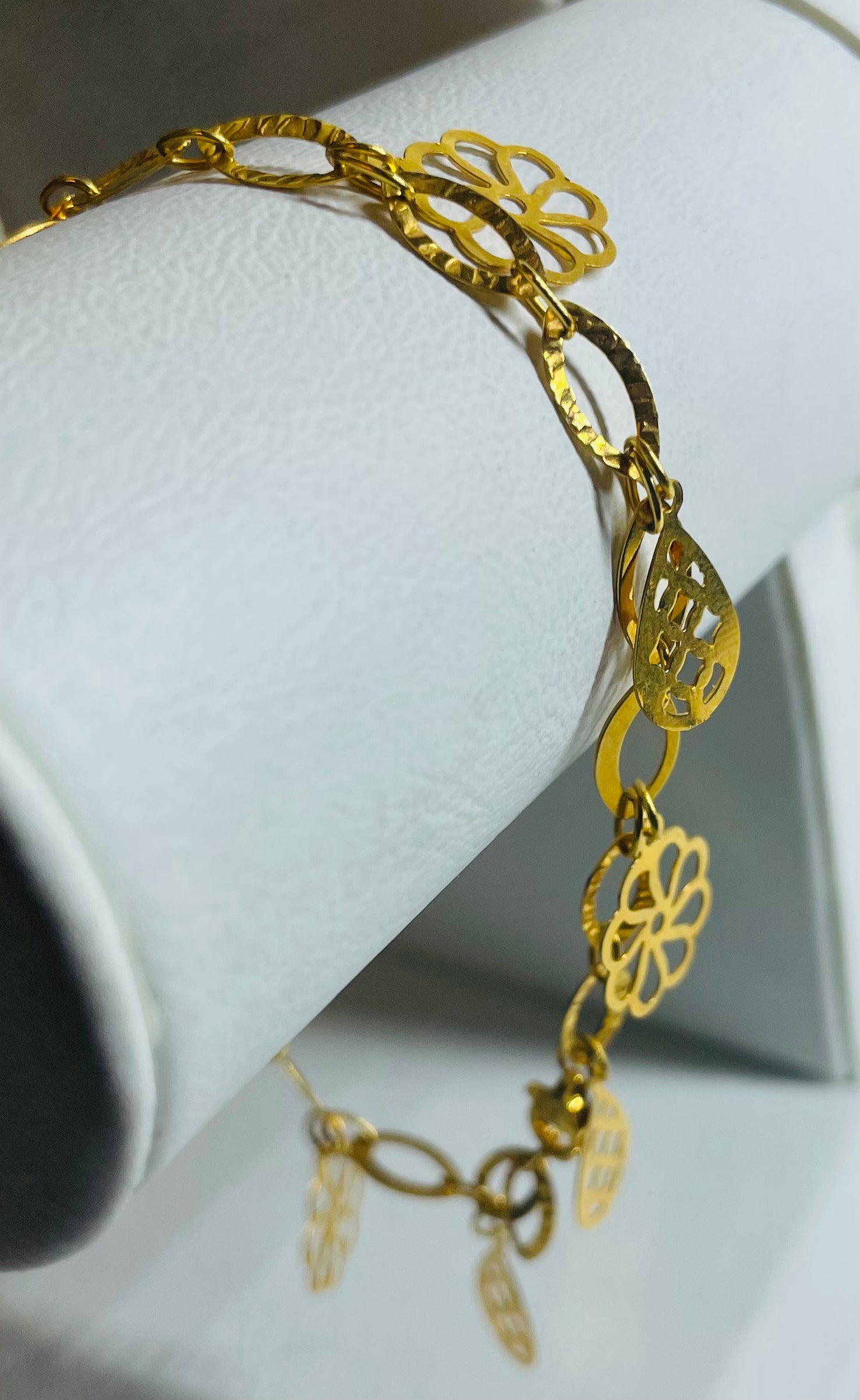 Vackert damarmband, 21 karat guld, väger 5.35g, 19 cm långt, justerbart tack vare sina länkar.