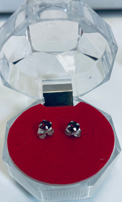 2st Örhängen i äkta 925 sterlingsilver med rubinsten med presentask.
