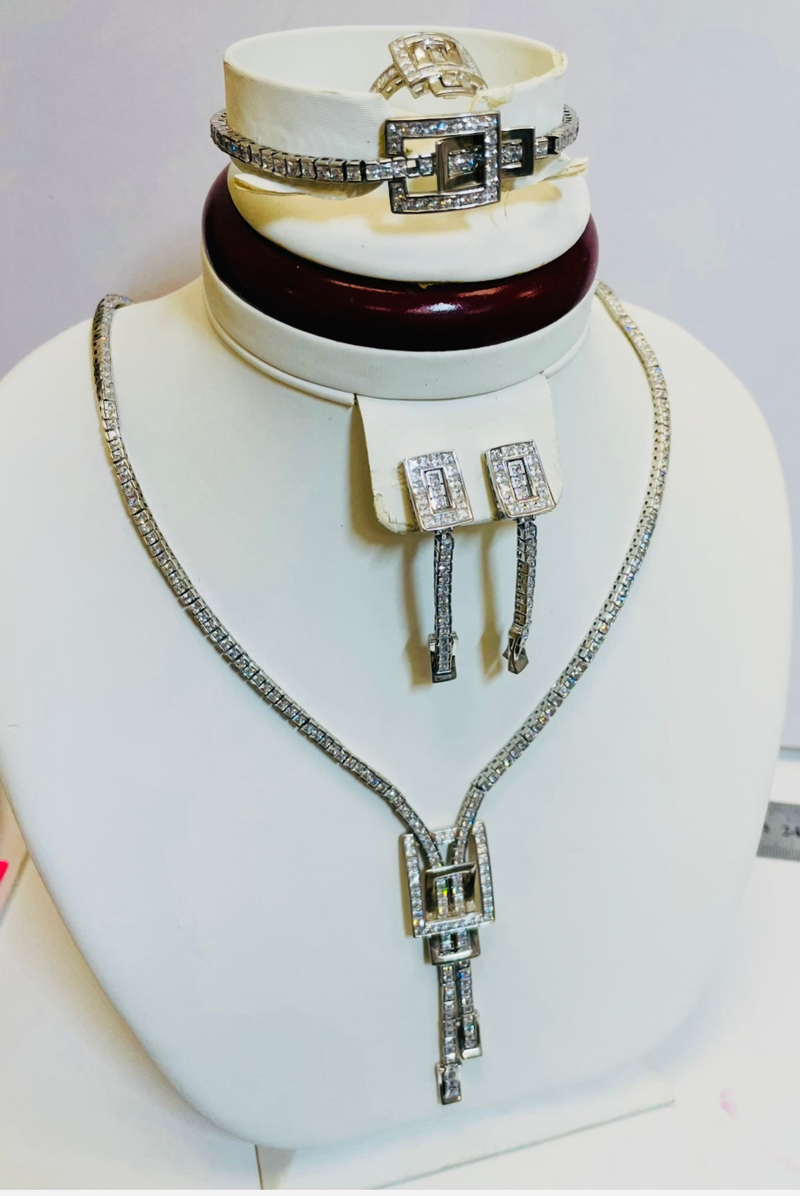 Ett halsband i 925 sterlingsilver 45g bestående av 5 delar med en zirkonsten.
