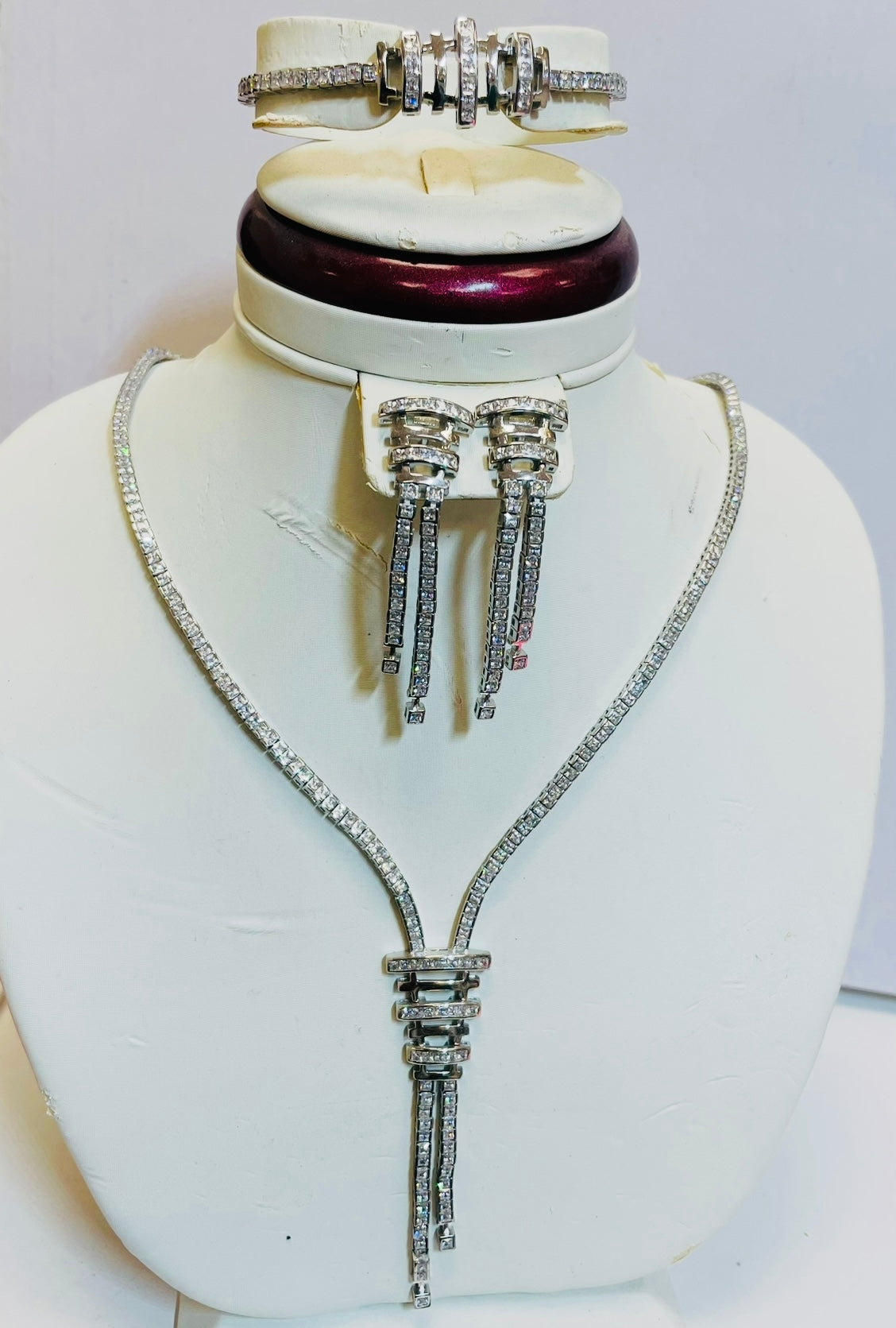 Ett halsband i 925 sterlingsilver 53g bestående av 4 delar med en zirkonsten.