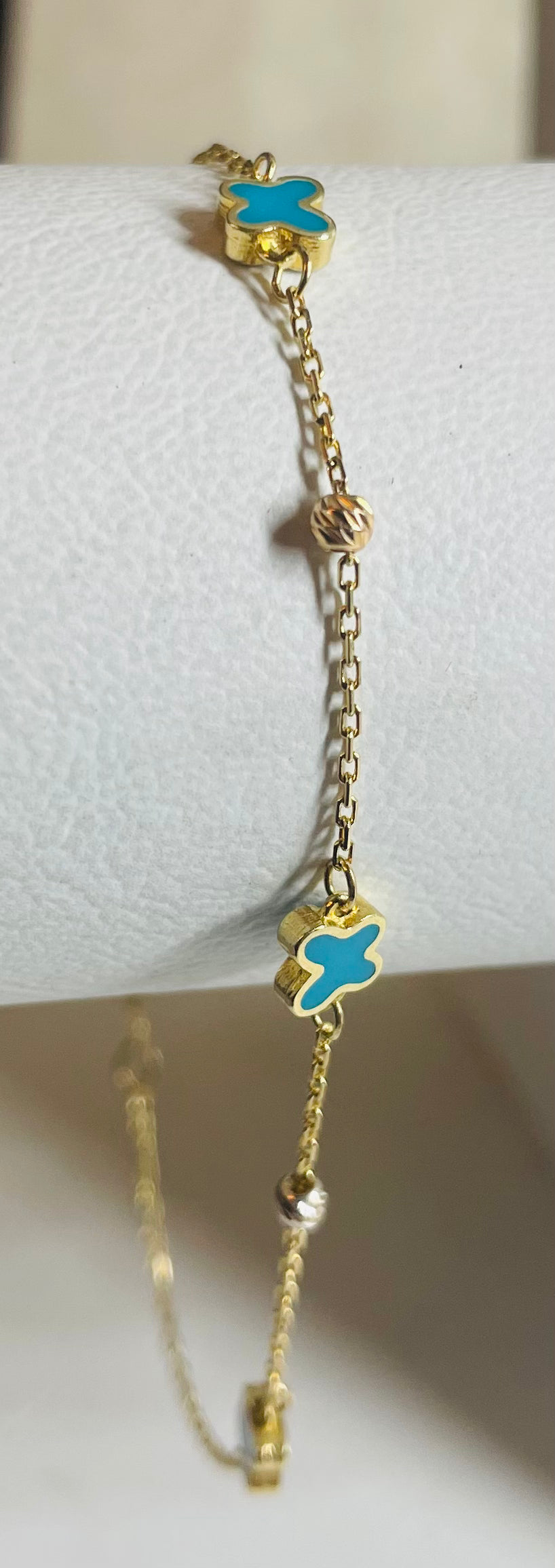 Damarmband i 18 karats guld med turkos fjärilsdesign, 18,5 cm långt, vikt 1,75 gram.