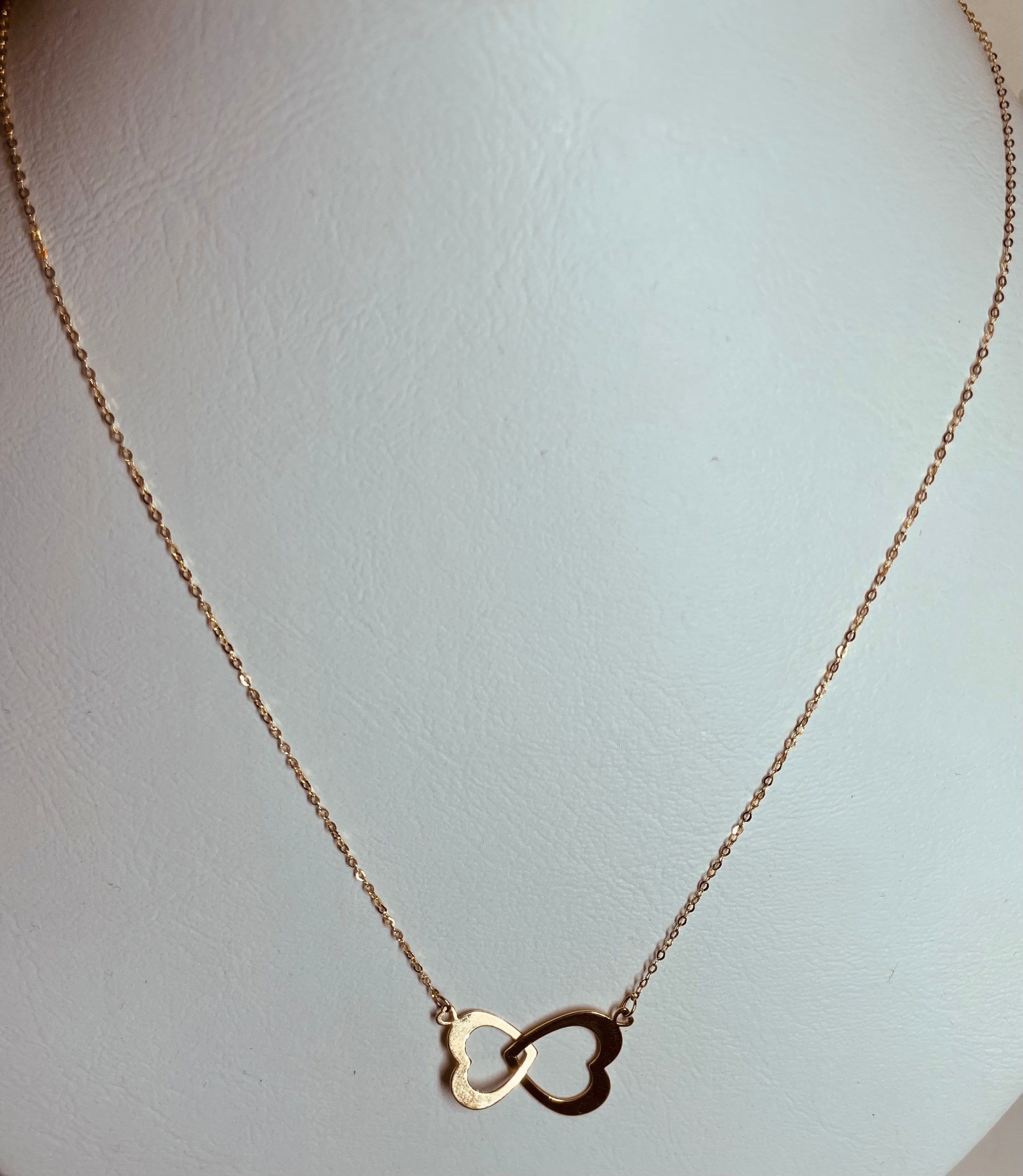Halsband med två sammankopplade spännen, 18 karat guld, 46 cm långt, väger 1,9 gram